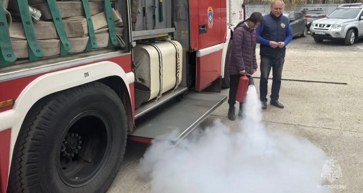 Восьмиклассники из Балашихи учились тушить огнетушителем в пожарной части