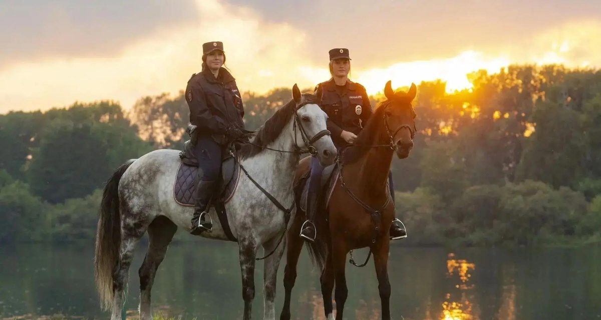 В день Флора и Лавра полицейские чистят лошадей, заплетают гривы и угощают яблоками