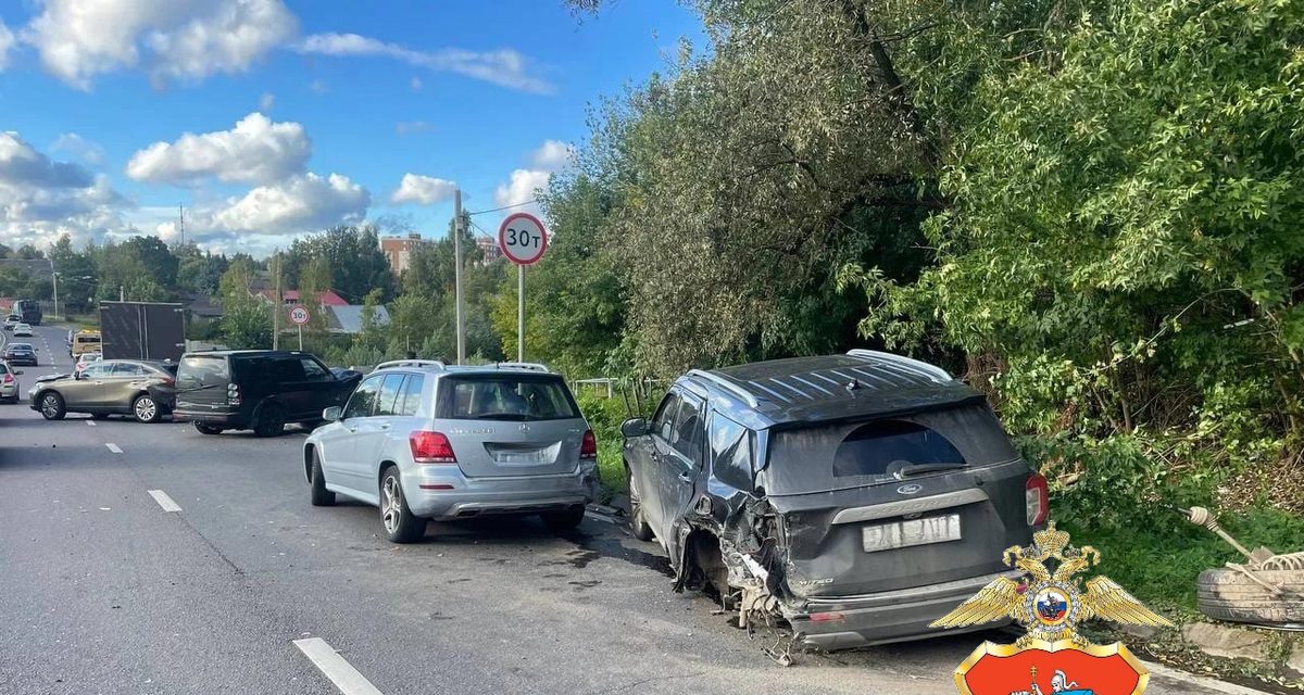 На Волоколамском шоссе столкнулись пять автомобилей, два человека обратились за помощью