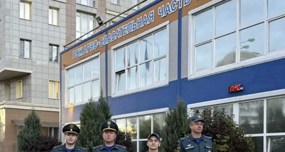 Пожарные сквозь дым спасли трёх человек на 12-м этаже дома в деревне Путилково