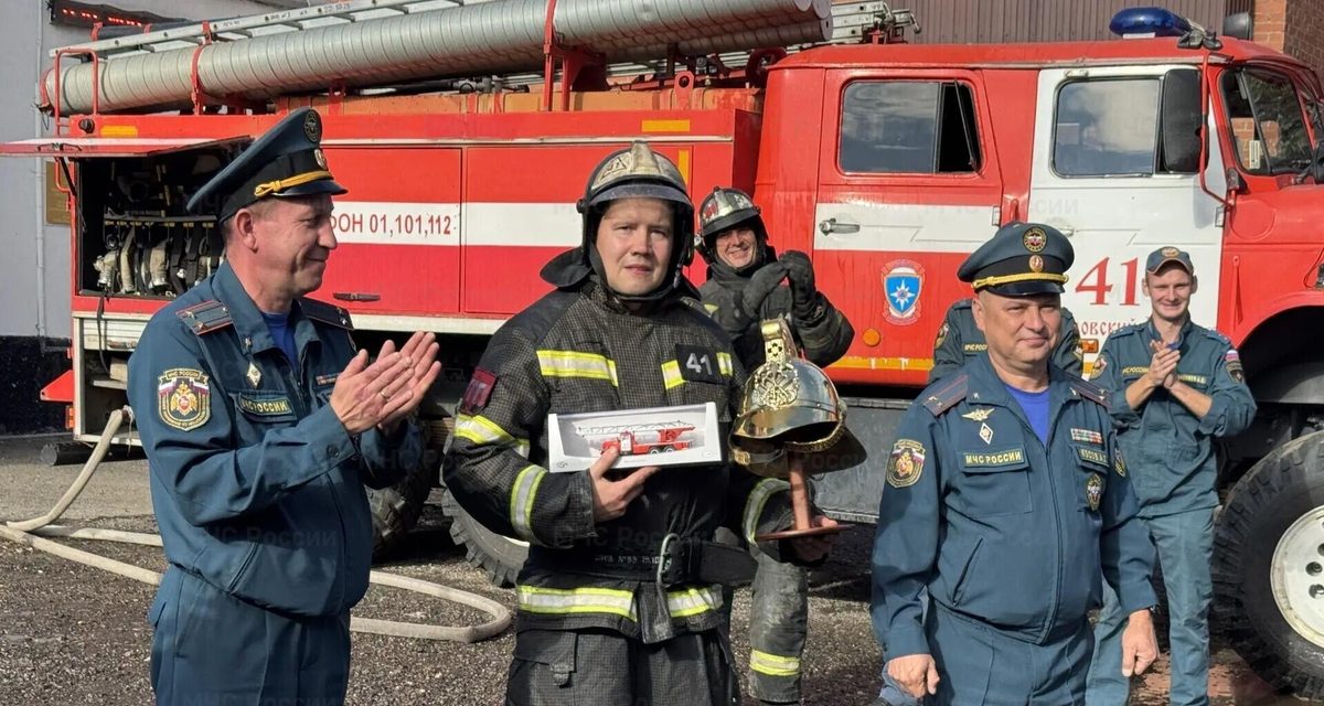 В Павловском Посаде провожали на пенсию майора МЧС, которого облили водой