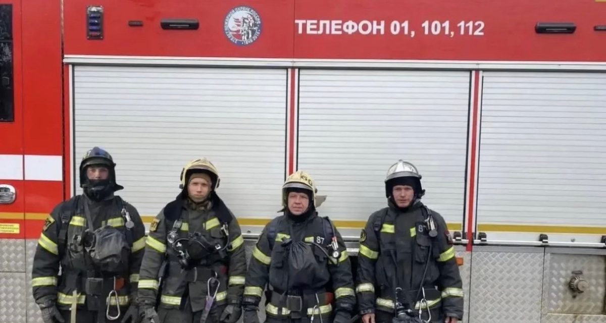 Пожарные эвакуировали восемь человек и спасли трёх женщин из горящего дома в Сергиевом Посаде
